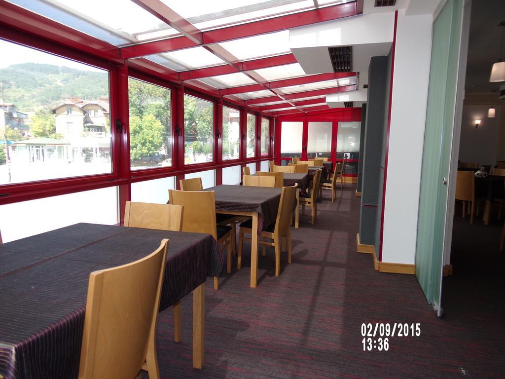 דופניצה Universal Hotel מראה חיצוני תמונה