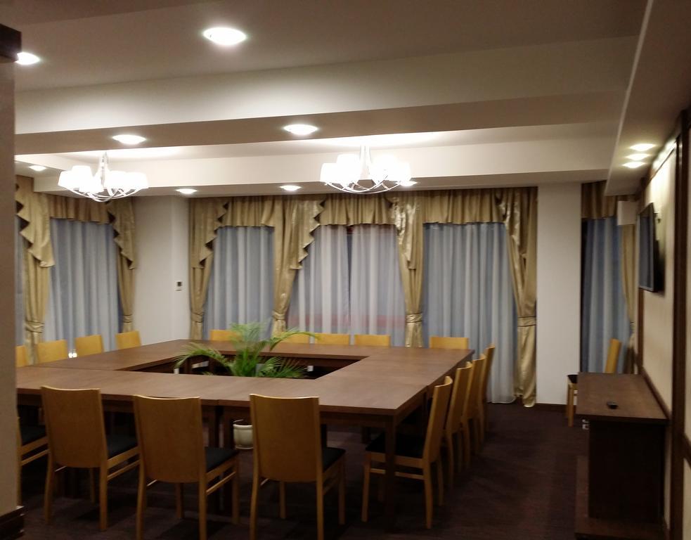 דופניצה Universal Hotel מראה חיצוני תמונה