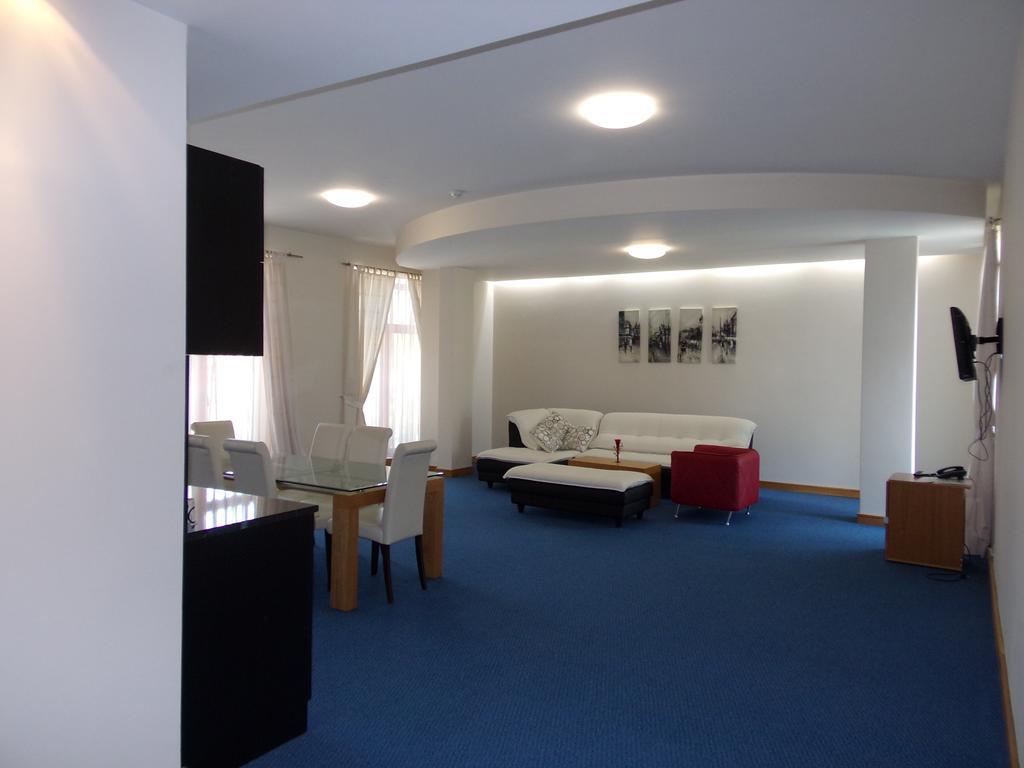 דופניצה Universal Hotel מראה חיצוני תמונה