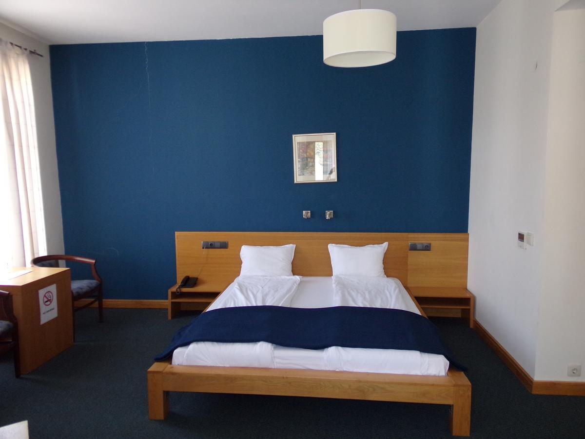 דופניצה Universal Hotel מראה חיצוני תמונה